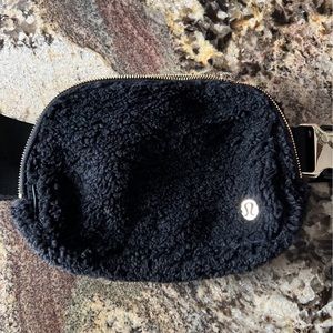 LULULEMON FLEECE BELT BAG SOLD OUT ONLINE!!!